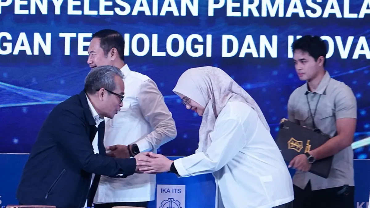 KEMBANGKAN POTENSI: Bupati Ipuk menyalami Wakil Rektor II ITS Bidang Perencanaan, Keuangan, dan Sarana Prasarana Dr Ir Machsus usai penandatanganan kesepakatan bersama di Surabaya, Selasa (11/8). (Humas Pemkab Banyuwangi)