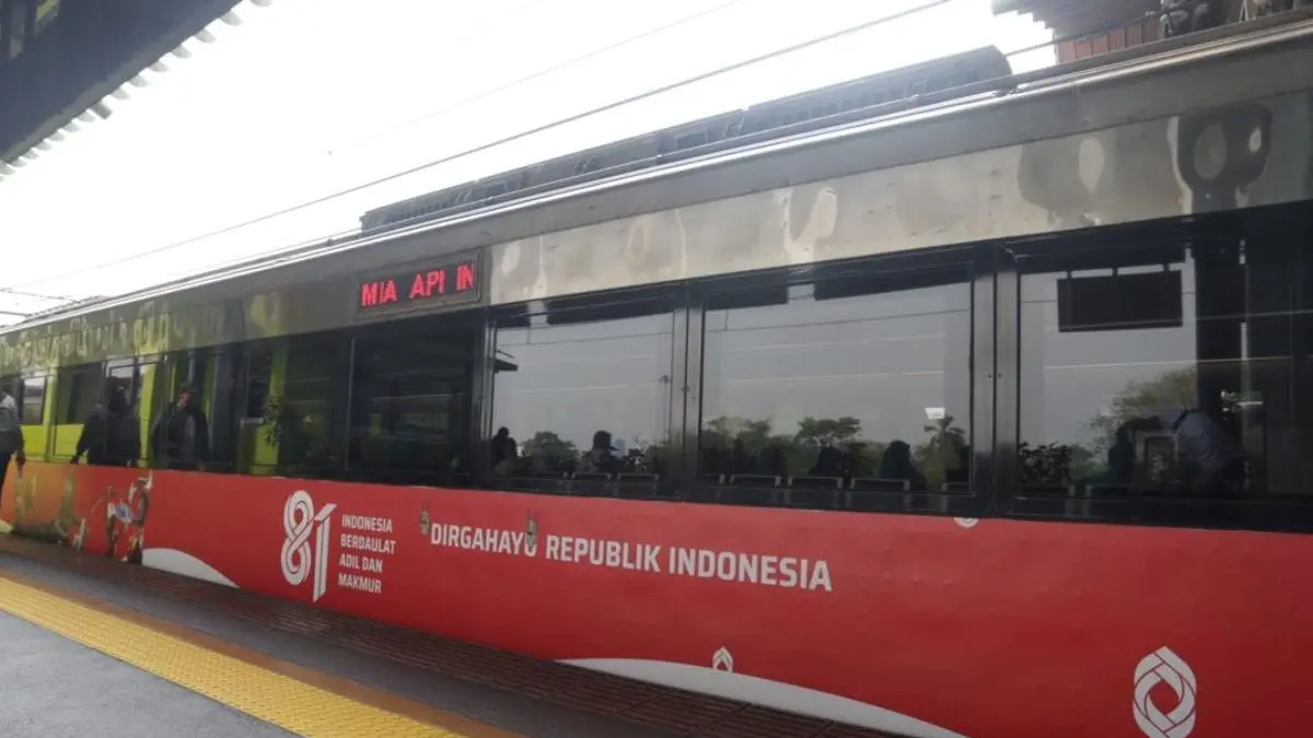 Kereta api dengan livery khusus bernuansa Merah Putih melintas membawa semangat HUT ke-81 Kemerdekaan RI. (Antara)