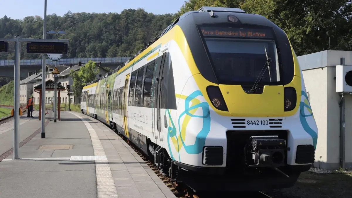 Kereta bertenaga baterai atau Battery Electric Multiple Unit (BEMU) dirancang untuk beroperasi di jalur dengan maupun tanpa jaringan listrik, menawarkan alternatif elektrifikasi untuk rute regional dan lokal. (Alstom)