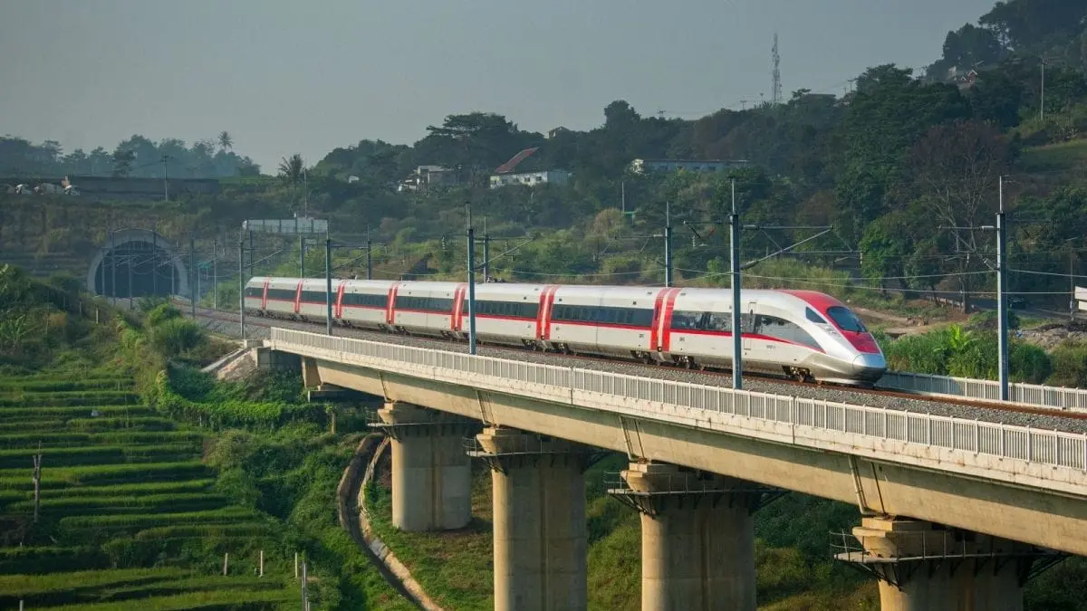 Kereta cepat Whoosh melaju dalam perjalanan operasional. KCIC mencatat tingkat ketepatan waktu keberangkatan Whoosh mencapai 99,4 persen dari 10.640 perjalanan sepanjang semester I 2026. (Antara)