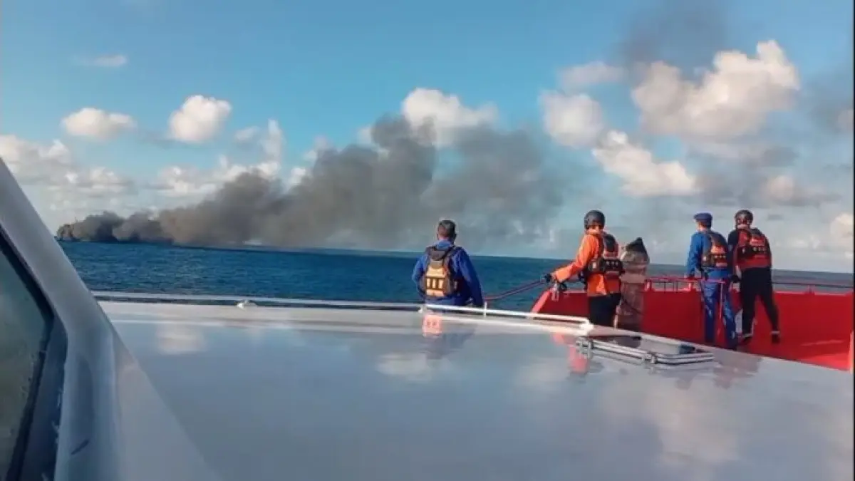 KMP Putri Yasmin mengalami kebakaran saat melaksanakan pelayaran dari Pelabuhan Padangbai, Bali, menuju Pelabuhan ASDP Lembar, Lombok Barat, Rabu (12/8) dini hari. (IST)
