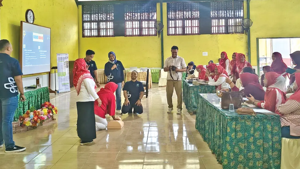 KOLABORASI: Tim medis RSU Bhakti Husada sedang memberikan edukasi kepada para Ibu-ibu IIK PTPN 1 Regional 5 melakukan bantuan hidup dasar. (RSU Bhakti Husada for Radar Banyuwangi)
