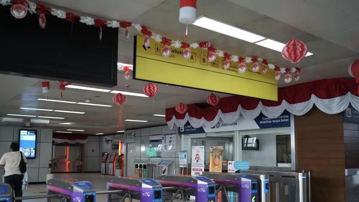 LRT Jabodebek menghadirkan tarif khusus Rp8 pada 17 Agustus 2026 untuk menyemarakkan HUT ke-81 Kemerdekaan RI. Suasana merah putih juga akan menghiasi sejumlah stasiun dan rangkaian kereta. (Antara)