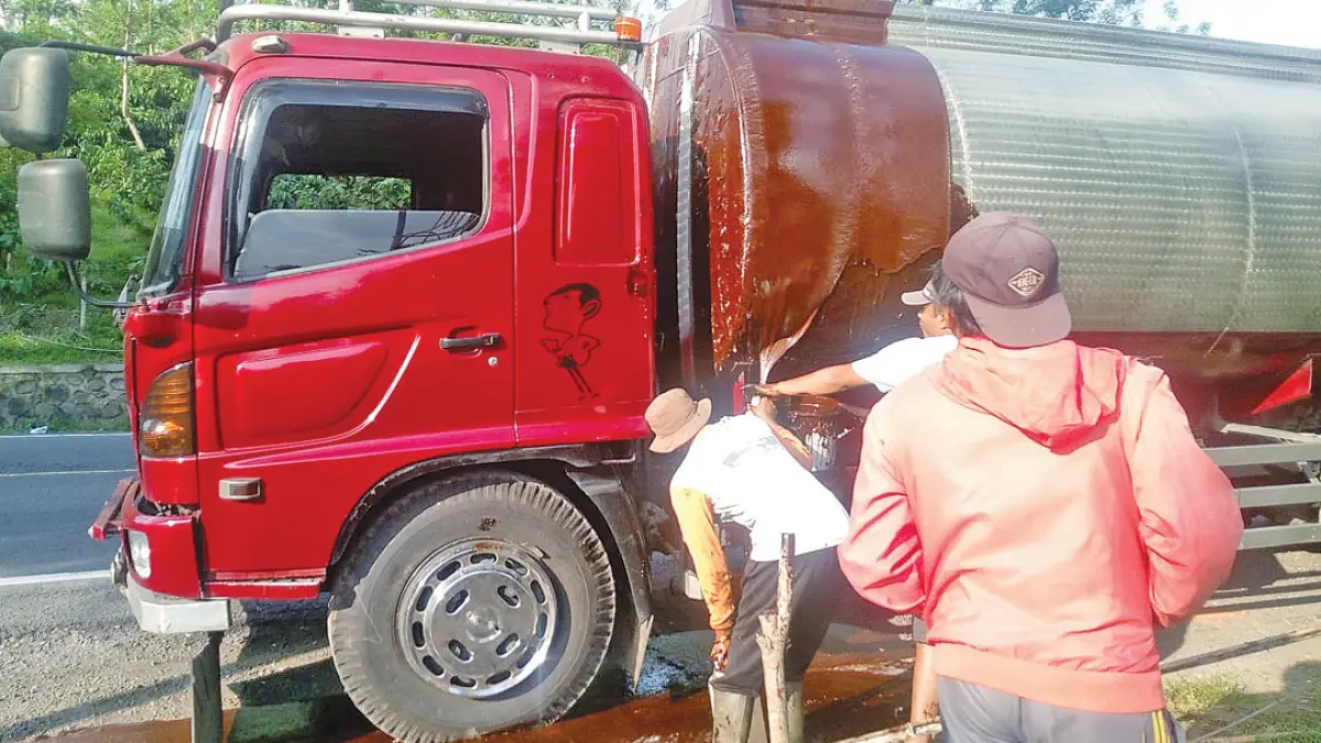 MELUAP: Truk muatan molase berhenti di pinggir jalan kawasan Gunung Gumitir di wilayah Dusun Barurejo, Desa Kalibarumanis, Kecamatan Kalibaru. (WIJI for Radar Banyuwangi)