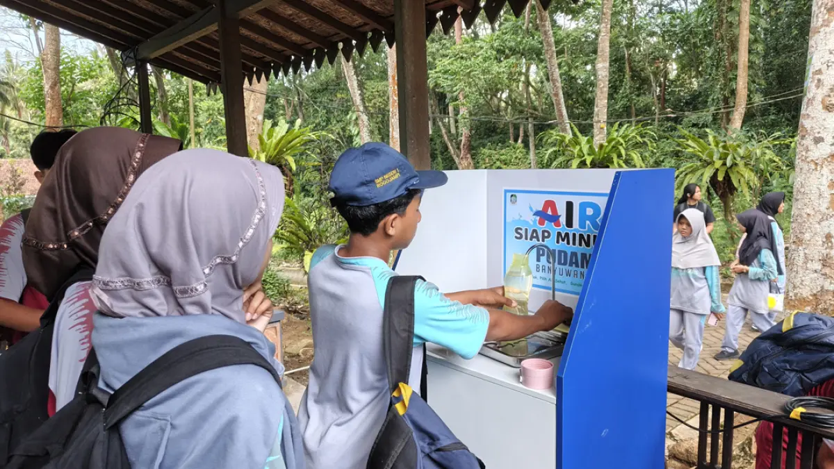 MENYEGARKAN: Salah satu siswa SMPN 1 Rogojampi mengisi ulang botol air minum dengan air siap minum yang berasal dari Sumber Gedor saat mengikuti program Wis Esa Sek Adi pada Rabu pekan lalu (5/8). (Ksatria Raya/Radar Banyuwangi)