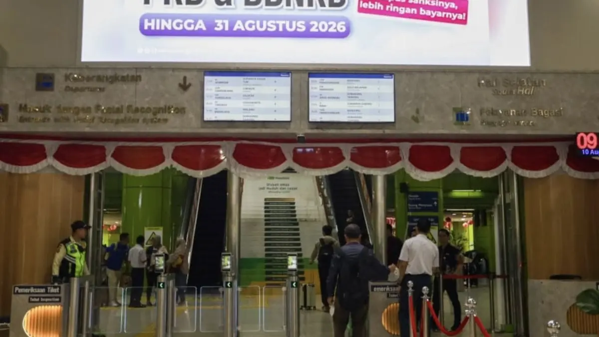 Penumpang bersiap menaiki kereta api di stasiun. KAI memberikan diskon tiket 17 persen untuk kereta api ekonomi komersial dalam rangka menyambut HUT ke-81 RI, dengan keberangkatan pada 17 Agustus 2026. (Antara)