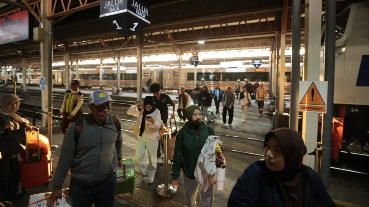 Penumpang menaiki kereta api di stasiun. KAI memberikan diskon 17 persen untuk tiket kereta ekonomi komersial dengan keberangkatan pada 17 Agustus 2026 dalam Promo Spesial 17-8-2026. (KAI)