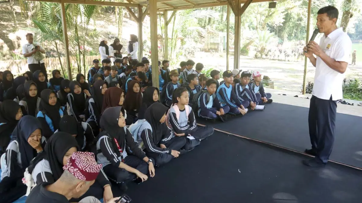 Petugas PU pengairan memberikan edukasi kepada pelajar terkait perawatan  aliran sungai di Embung Rowobayu, Dusun Sambungrejo, Desa Bayu, Kecamatan Songgon, Rabu (12/8). (Salis Ali/Radar Banyuwangi)