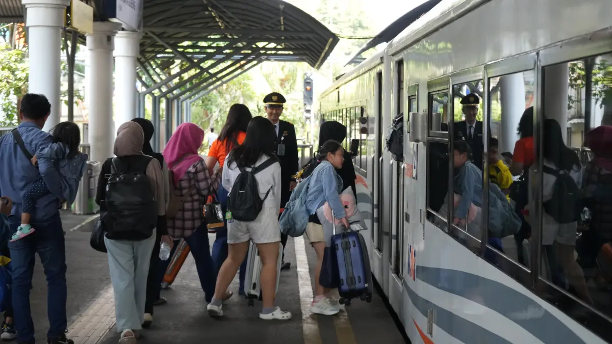 Promo Spesial 17-8-2026 KAI Daop 8 Surabaya memberikan diskon tiket 17 persen untuk perjalanan kereta api ekonomi komersial pada 17 Agustus 2026. Tiket promo dapat dibeli mulai 14 Agustus 2026 melalui kanal resmi KAI. (KAI)