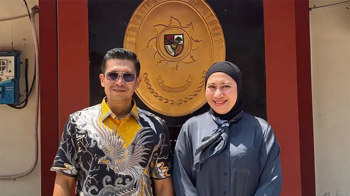 Rezita Meylani bersama kuasa hukumnya, Muhammad Alfy Pratama SH saat di Pengadilan Agama Rengat, Selasa (11/8/2026). (Foto Raja Kasmedi - Riau Pos)