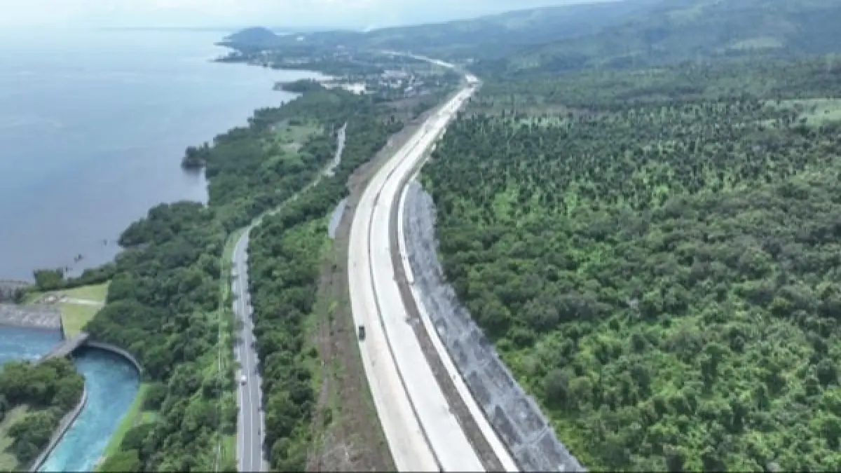 Ruas Tol Probolinggo-Banyuwangi menjadi salah satu jalan tol di Jawa Timur yang masuk kajian TNI AU untuk kemungkinan digunakan sebagai landasan alternatif pesawat dalam kondisi darurat. (Kementerian PU)