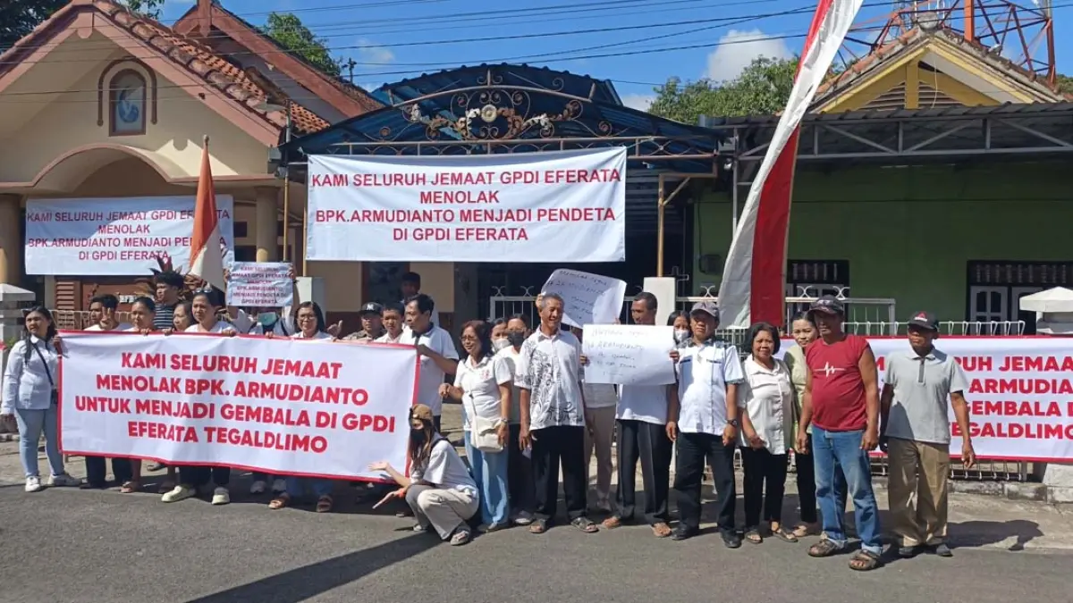 SAMPAIKAN ASPIRASI: Jemaat GPdi Eferata Desa/Kecamatan Tegaldlimo menggelar aksi damai di depan gereja setempat, Rabu (12/8). (Zamrozi Wahyu/Radar Banyuwangi)