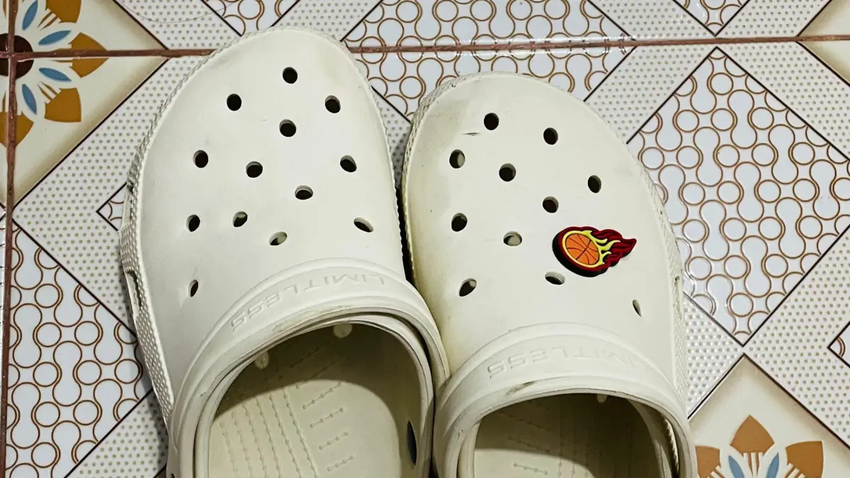 Sandal model Crocs semakin banyak digunakan untuk aktivitas sehari-hari. Selain nyaman, pilihan warna, desain, dan charms membuat alas kaki tersebut dapat disesuaikan dengan gaya penggunanya. (Desi untuk Radar Banyuwangi)