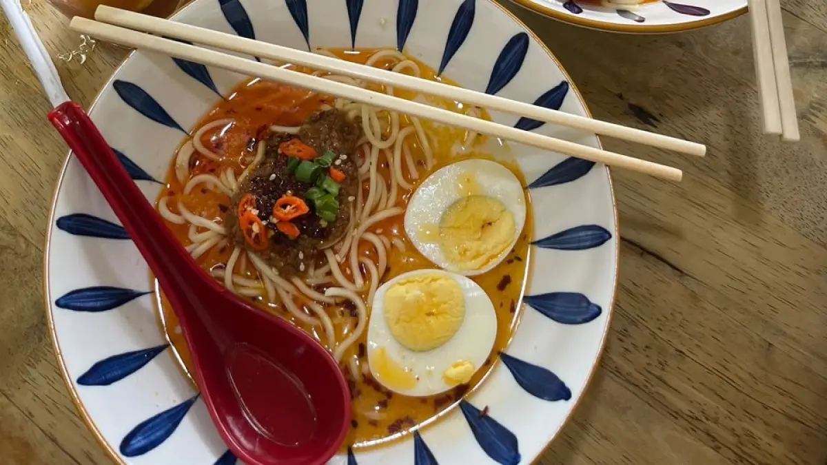 Semangkuk mi kuah hangat dengan aneka topping menjadi salah satu pilihan kuliner yang banyak diburu saat malam. Kuah gurih dan pilihan rasa membuat menu sederhana ini tetap digemari. (Desi untuk Radar Banyuwangi)