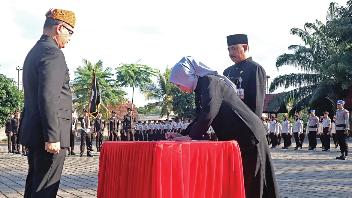 SERTIJAB: Elis Santi didampingi I Ketut Renen menandatangani dokumen serah terima jabatan sebagai Kepala Smadatara disaksikan Kepala Dispendik Jatim Aries Agung Paewai, Selasa (11/8). (Salis Ali/Radar Banyuwangi)