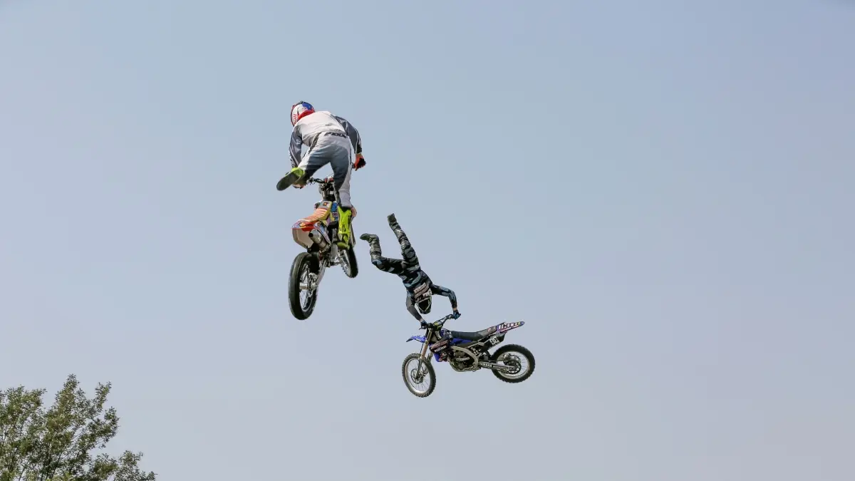Stunt performer menjalani latihan dan simulasi sebelum pengambilan gambar. Setiap aksi ekstrem membutuhkan koreografi, peralatan pengaman, serta perhitungan risiko yang presisi. (Pexels/Brian Muchemwa)