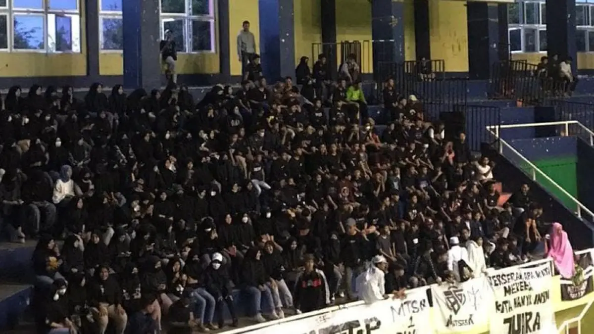 Suporter memberikan dukungan dengan tepuk tangan dan yel-yel saat peserta berlaga di GOR. Kehadiran penonton membuat suasana pertandingan semakin meriah. (Balquisse untuk Radar Banyuwangi)