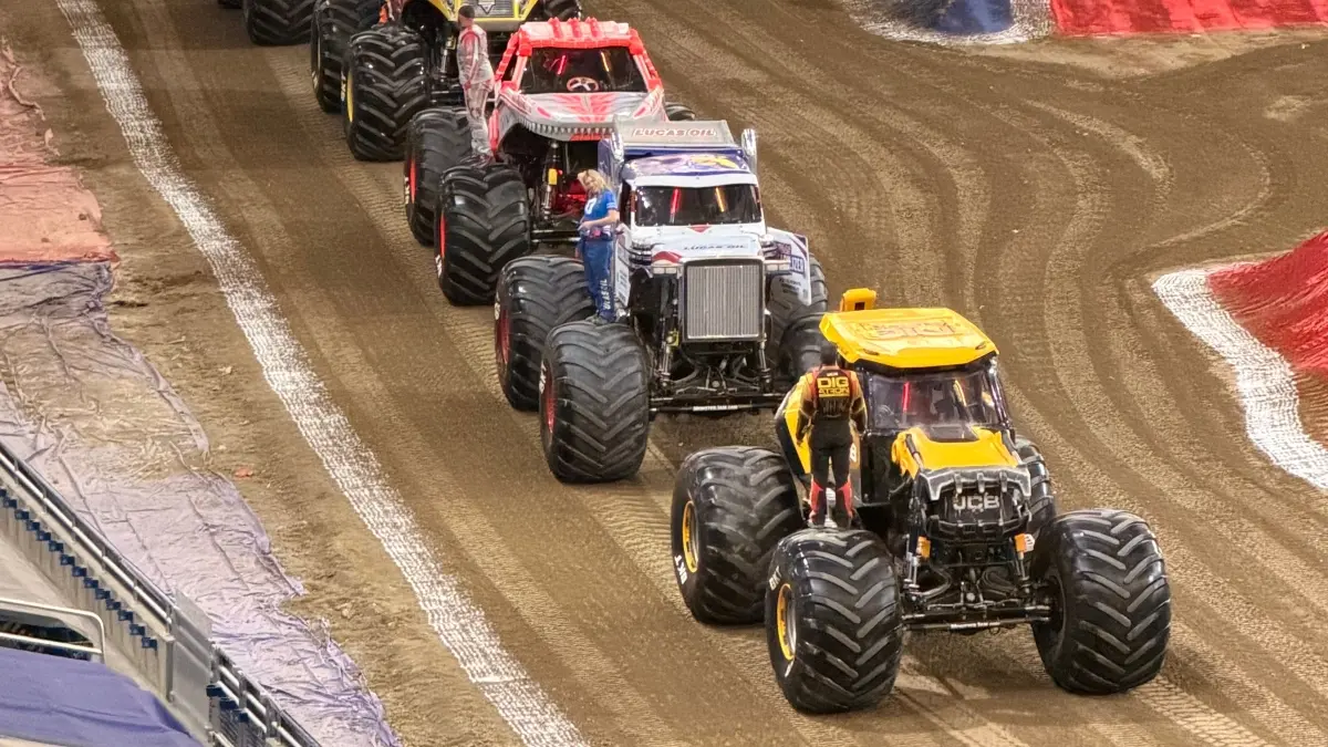 Aksi monster truck saat melompat dari ramp menjadi salah satu atraksi paling spektakuler dalam Monster Truck Rally. Tenaga mesin besar dan suspensi khusus memungkinkan kendaraan berbobot ton-an menaklukkan berbagai rintangan di arena. (Pexels/Kanishk Gabel)