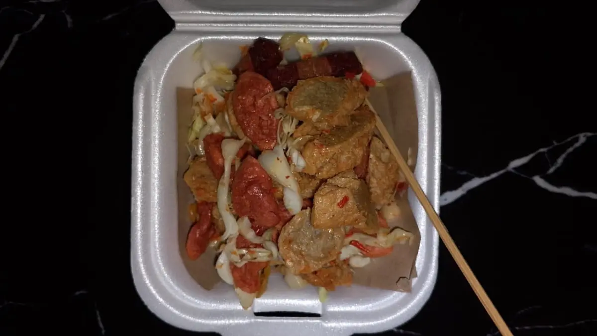 Tahu kocek campur tempura menjadi salah satu racikan street food pedas yang digemari anak muda. Perpaduan tahu renyah, cabai, bawang, dan tempura menghadirkan rasa gurih yang khas. (Meivira untuk Radar Banyuwangi)