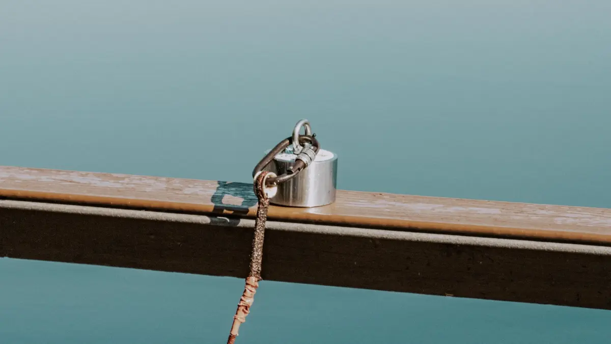 Tak sekadar memancing ikan, magnet fishing mengajak pegiat berburu benda logam yang tersembunyi di dasar perairan. (Pexels/Nino Sanger)