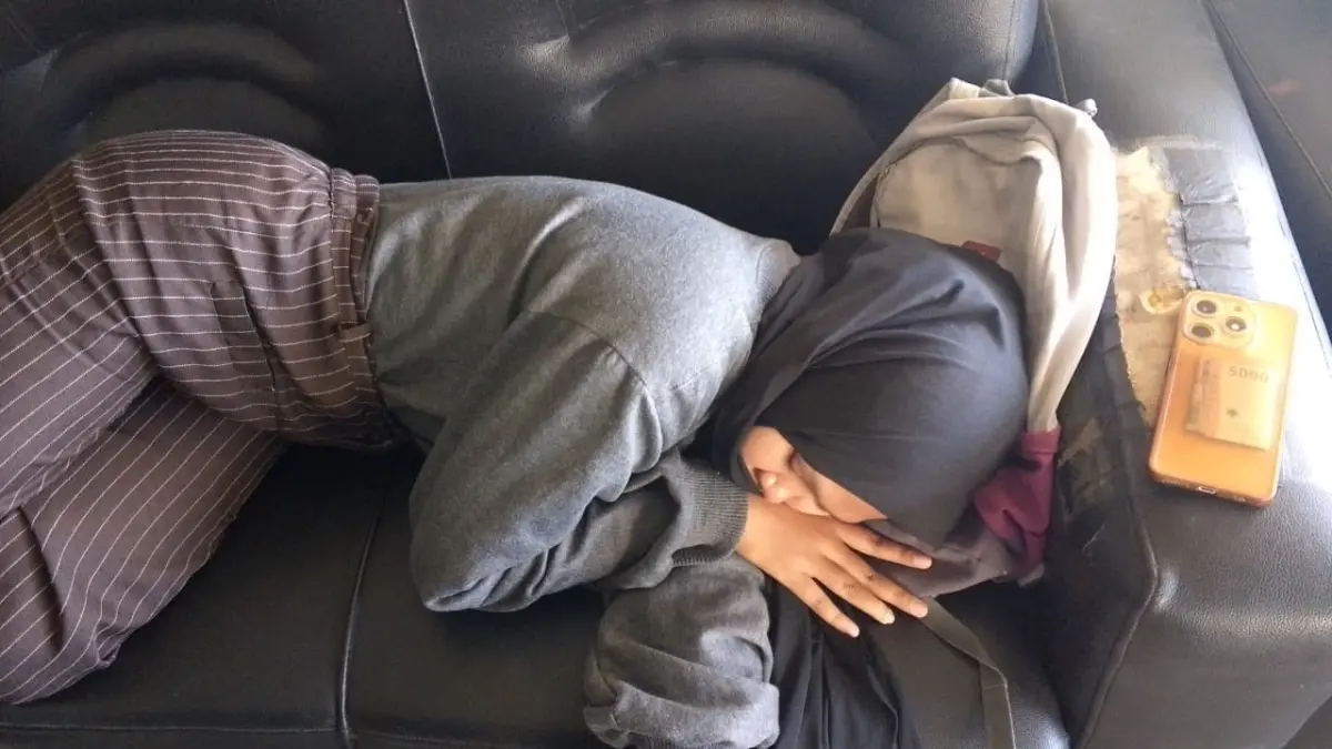 Tertidur di sofa sebaiknya tidak dijadikan kebiasaan. Posisi tidur yang terbatas dapat memicu ketegangan otot, menurunkan kualitas istirahat, serta meningkatkan paparan debu dan tungau. (Meivira untuk Radar Banyuwangi)