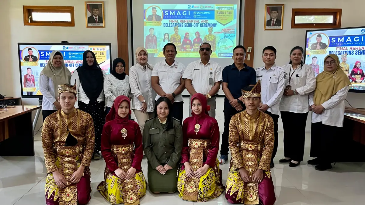 DUTA SEKOLAH : Enam siswa SMAN 1 Giri Taruna Bangsa yang akan mengikuti Naerong International Student