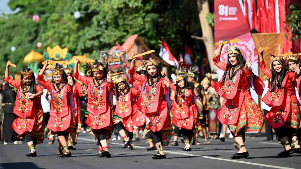 ATRAKSI BUDAYA: Peserta Karnaval Kebangsaan menampilkan parade kostum serta beragam kesenian dan budaya daerah. Ramada Kusuma/Radar Banyuwangi)