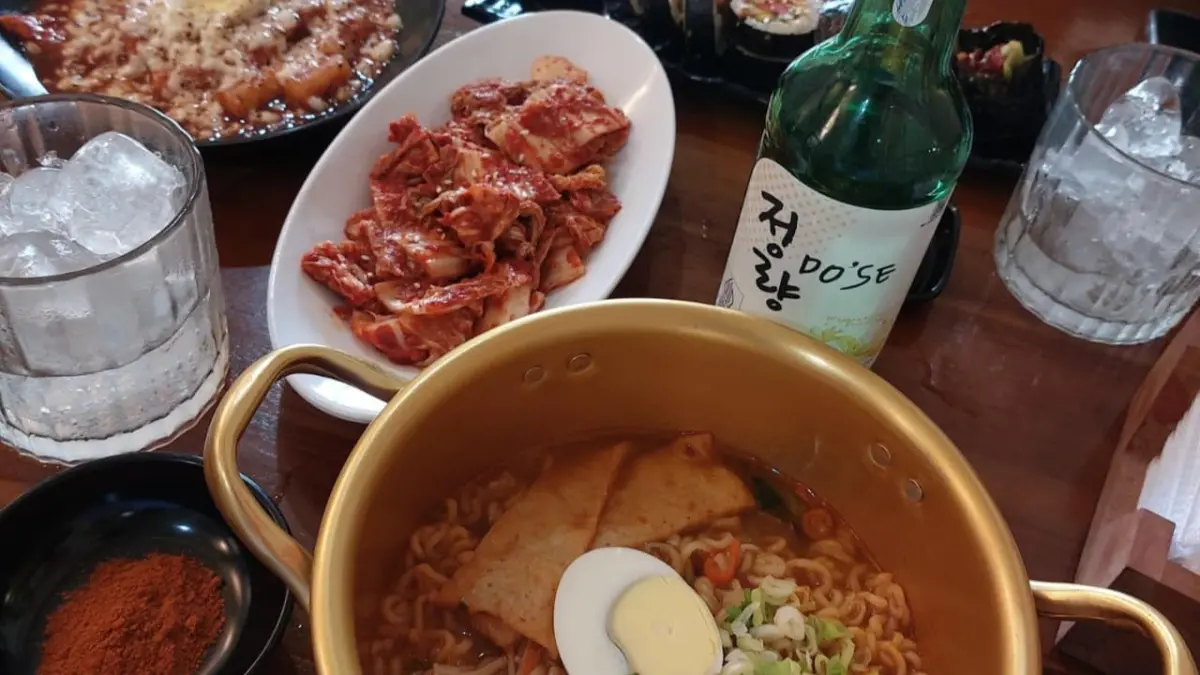 Beragam kuliner khas Korea seperti tteokbokki, gimbap, dan ramyeon kini mudah ditemukan di Banyuwangi. Kehadiran kedai bertema Korea menambah pilihan kuliner bagi masyarakat dan wisatawan. (Mayang untuk Radar Banyuwangi)
