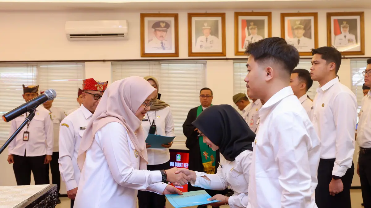 Bupati Ipuk menyerahkan SK kepada 79 CPNS Banyuwangi yang telah resmi diangkat menjadi PNS. (banyuwangikab.go.id)