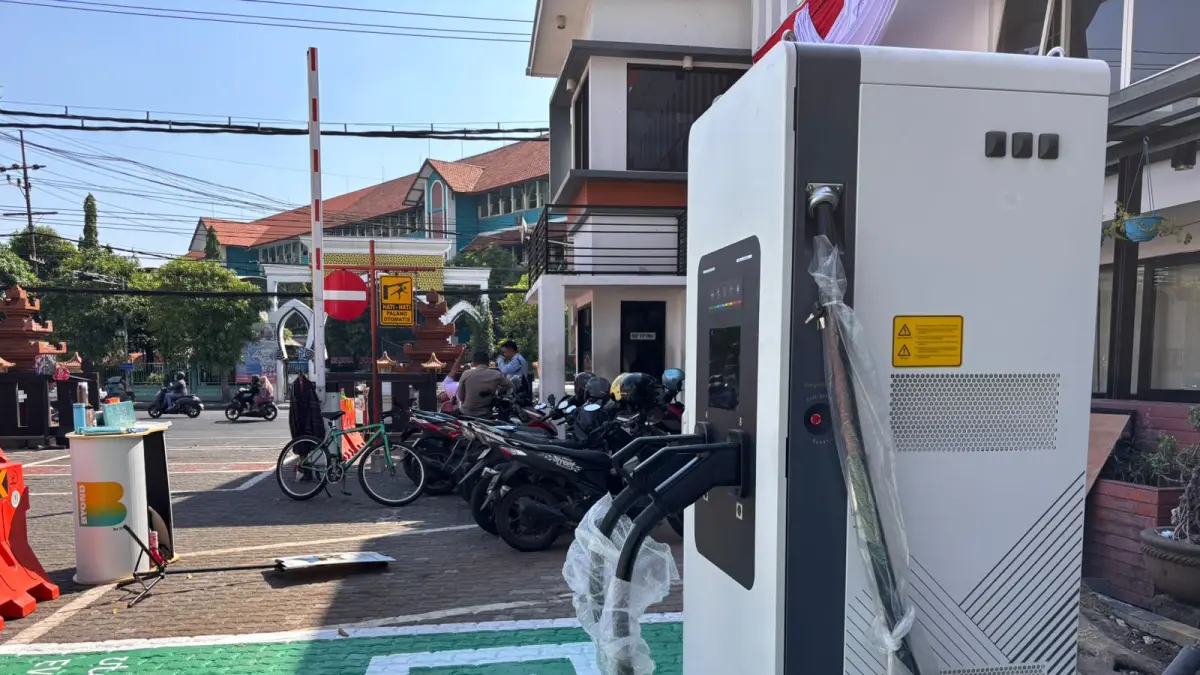 Fasilitas EV Charging Station tersedia di halaman Gedung DPRD Provinsi Jawa Timur, Jalan Indrapura, Surabaya. Layanan tersebut dapat dimanfaatkan oleh masyarakat umum dan menjadi bagian dari upaya memperkuat ekosistem kendaraan listrik di Jatim. (Istimewa)