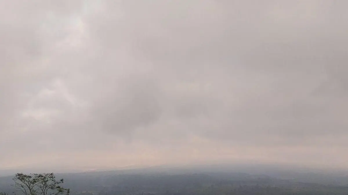 Gunung Semeru kembali mengalami erupsi pada Kamis dini hari. Aktivitas vulkanik tercatat tiga kali, dengan kolom letusan tertinggi mencapai sekitar 900 meter di atas puncak dan disertai gemuruh kuat. (Magma ESDM)