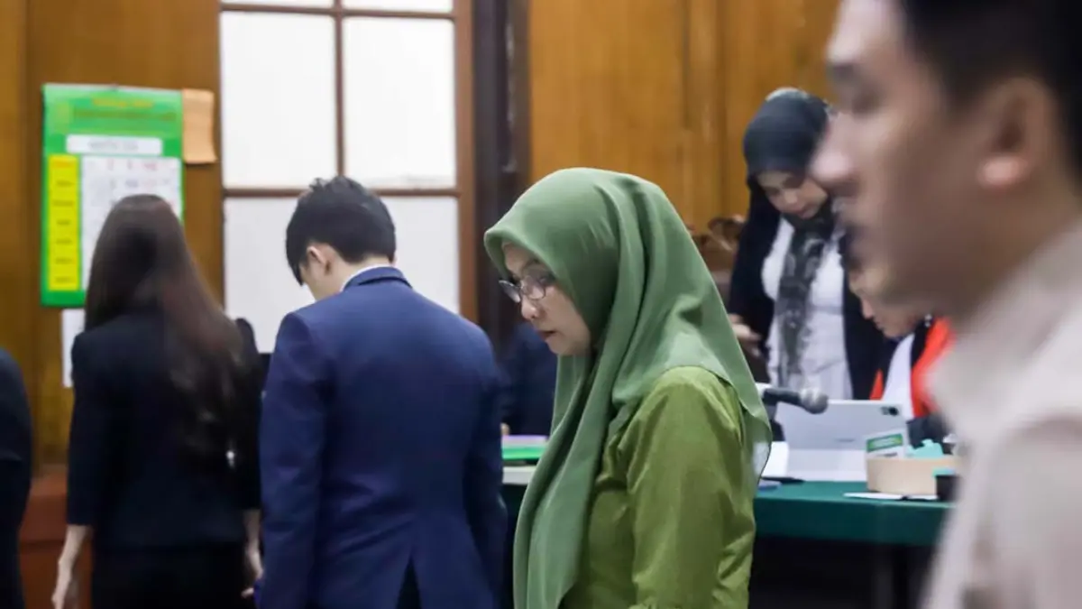 Indah Utami hadir sebagai saksi yang dihadirkan pihak tergugat dalam kasus Java Fortis di Pengadilan Negeri Surabaya, Rabu (12/8). (FOTO: ALFIAN RIZAL/JAWA POS)