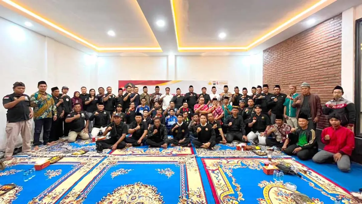 Kapolresta Banyuwangi Kombespol Rofiq Ripto Himawan berfoto bersama dengan para pendekar di rumah dinas Kapolresta, Selasa malam (11/8). (Humas Polresta Banyuwangi)