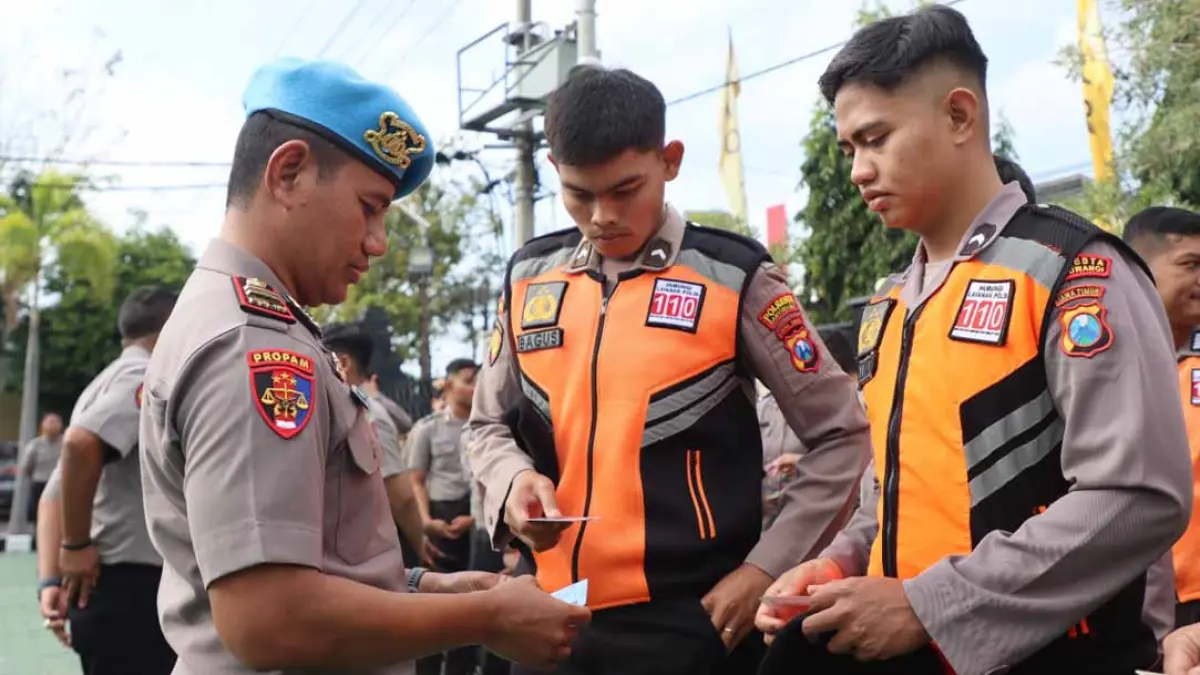 Kasi Propam Polresta Banyuwangi Iptu Karyono memeriksa kelengkapan anggota Polresta Banyuwangi, Kamis (13/8). (Propam for Radar Banyuwangi)