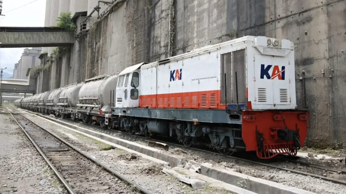 Kereta api barang mengangkut komoditas semen dan klinker sebagai bagian dari rantai pasok industri. Hingga Juli 2026, volume angkutan semen dan klinker yang dilayani KAI mencapai 1,35 juta ton. (Antara)