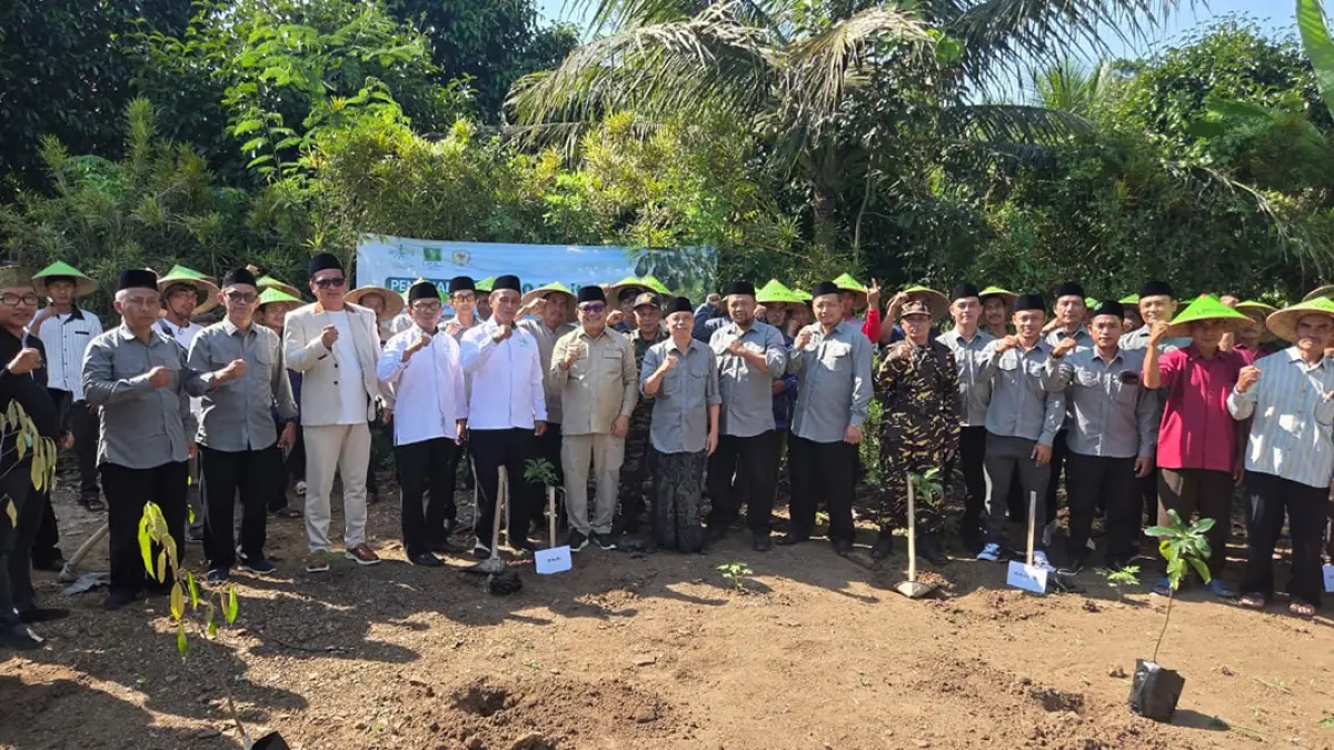 LPPNU Banyuwangi periode 2026–2030 dikukuhkan sambil menanam 1.000 bibit produktif untuk menghijaukan lahan dan memperkuat ketahanan pangan. (Syaifuddin Mahmud/Radar Banyuwangi)