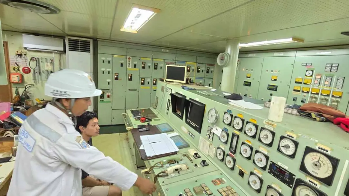 Marine Inspector dari KSOP Tanjungwangi memeriksa kapal milik PT ALP yang beroperasi di Lintasan Tanjungwangi-Gili Mas Lombok, Kamis (13/8). (KSOP Tanjungwangi for Radar Banyuwangi)