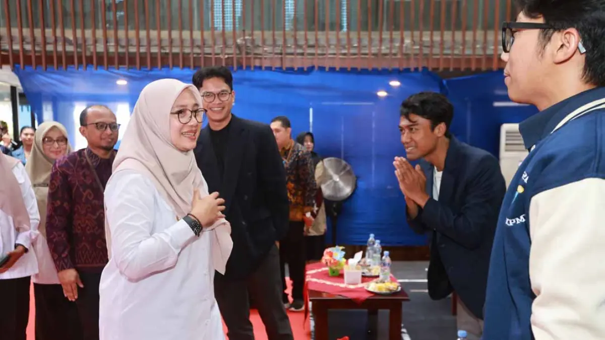 MEMBANGUN KONEKTIVITAS: Bupati Ipuk Fiestiandani menghampiri panitia dan narasumber Binef 2026 di Kampus Poliwangi pada Rabu (12/8). (Humas Pemkab Banyuwangi)