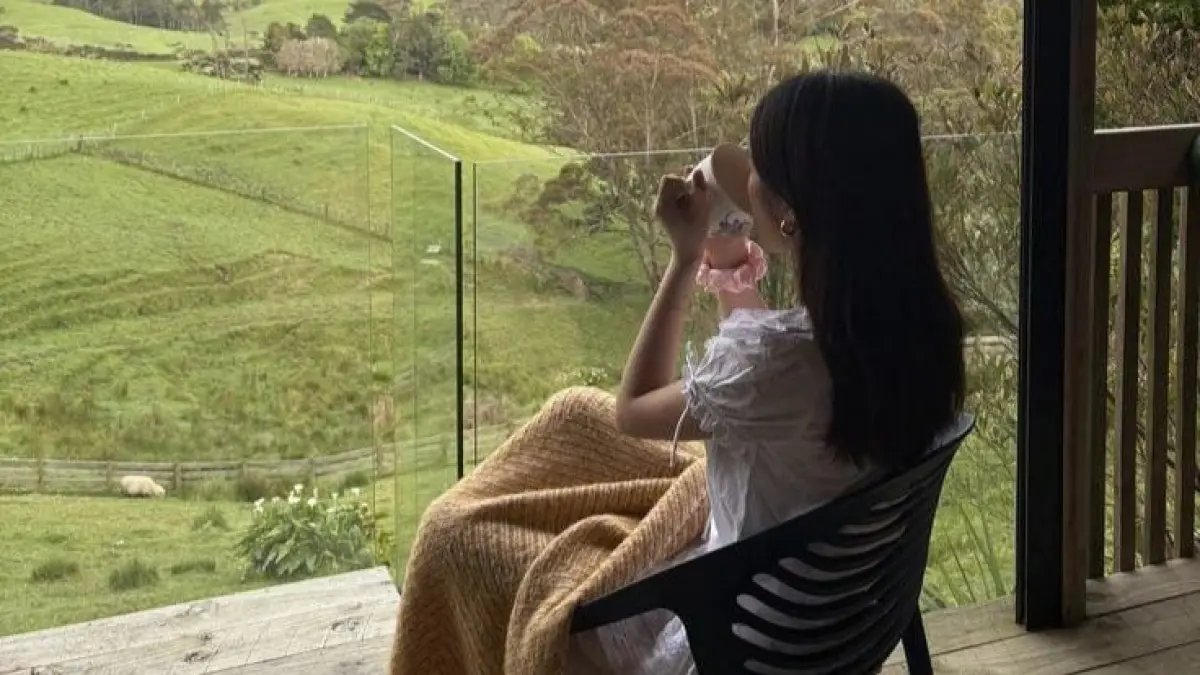 Menikmati jeda di tengah padatnya aktivitas menjadi salah satu penerapan gaya hidup slow living. Konsep ini menekankan keseimbangan, kesadaran, dan kualitas proses dalam menjalani keseharian. (Janis untuk Radar Banyuwangi)