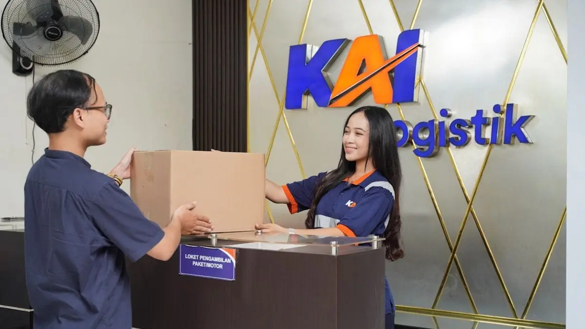 Petugas KALOG Express melayani proses pengiriman paket pelanggan. Dalam rangka HUT ke-81 Kemerdekaan RI, KAI Logistik memberikan diskon ongkos kirim 17 persen untuk pengiriman minimal 10 kilogram sepanjang Agustus 2026. (Antara)
