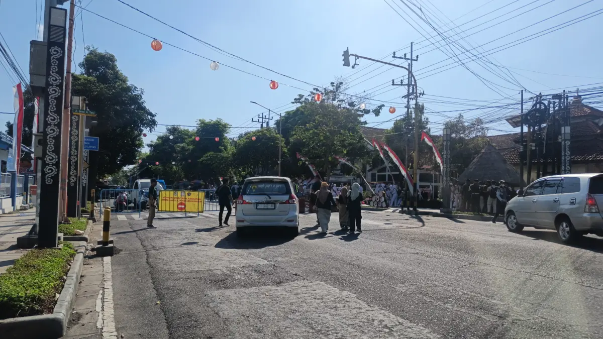 Petugas melakukan pengaturan arus lalu lintas di kawasan pusat Banyuwangi saat pelaksanaan Karnaval Kebangsaan, Kamis (13/8). Pengendara diimbau mengikuti arahan petugas dan menggunakan jalur alternatif. (Naufal untuk Radar Banyuwangi)