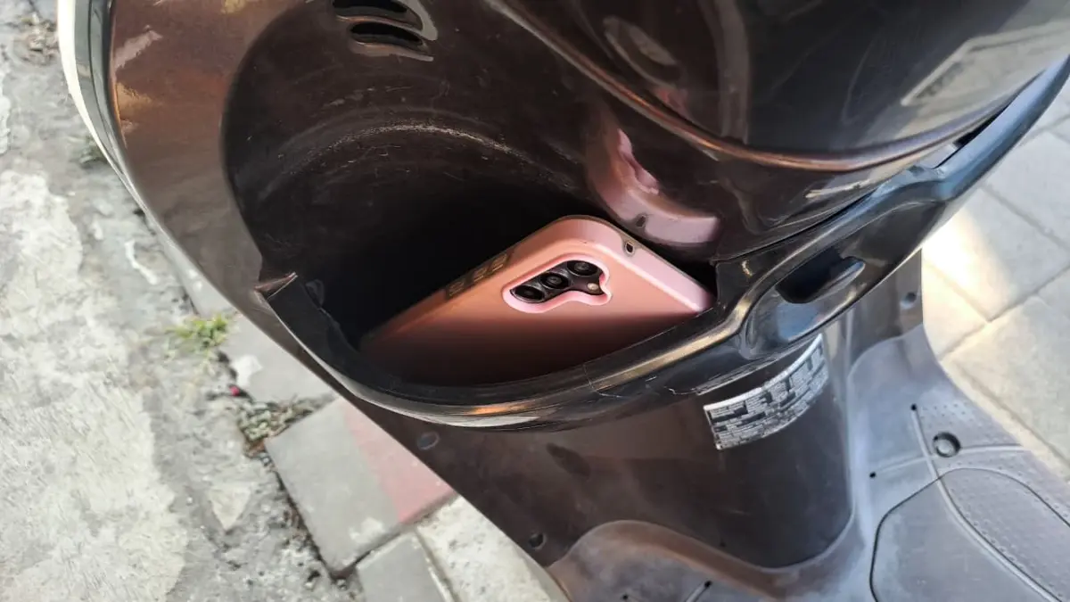 Ponsel yang dipasang pada holder sepeda motor berisiko mengalami kerusakan akibat getaran, sementara pengoperasiannya saat berkendara dapat mengganggu konsentrasi dan berujung pelanggaran lalu lintas. (Shinta untuk Radar Banyuwangi)