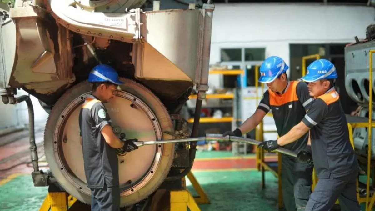 Teknisi KAI melakukan pemeriksaan dan pemeliharaan sarana kereta api. Kesiapan suku cadang menjadi salah satu faktor penting untuk menjaga keandalan operasional perjalanan. (Antara)