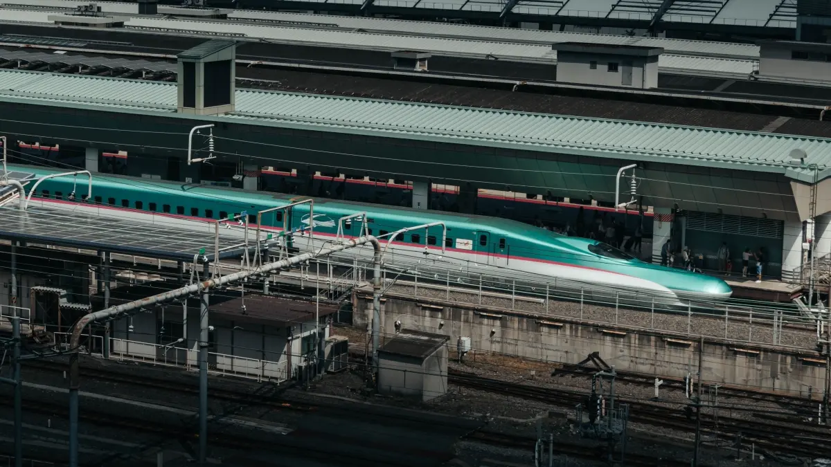 Teknologi kereta api modern berkembang dengan pendekatan berbeda di setiap negara. Shinkansen Jepang menjadi salah satu contoh bagaimana kecepatan dapat dipadukan dengan keselamatan, ketepatan waktu, dan disiplin operasional. (Pexels/MB Productions)