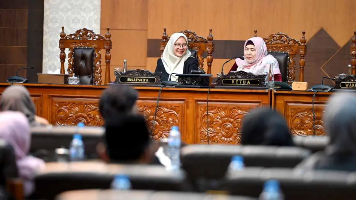 Wakil Ketua DPRD Siti Mafrochatin Ni’mah didampingi Bupati Ipuk Fiestiandani memimpin rapat paripurna kesepakatan bersama atas KUA-PPAS 2027 di kantor dewan Kamis (13/8). (Ramada Kusuma/Radar Banyuwangi)