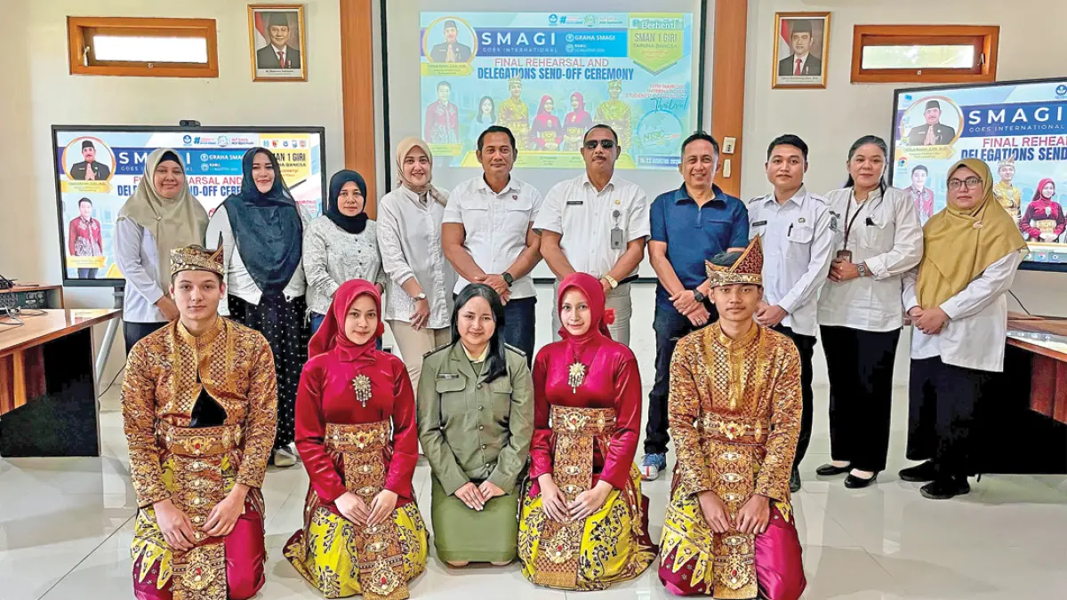 Enam siswa SMAN 1 Giri Taruna Bangsa yang akan mengikuti NISC di Bangkok, Thailand bersama wali murid, guru pembimbing serta Kepala SMAN 1 Giri Taruna Bangsa I Ketut Renen saat pembekalan dan pelepasan siswa Rabu (12/8) di Graha Lounge SMAN 1 Giri Taruna Bangsa. (SMAGITV for Radar Banyuwangi)
