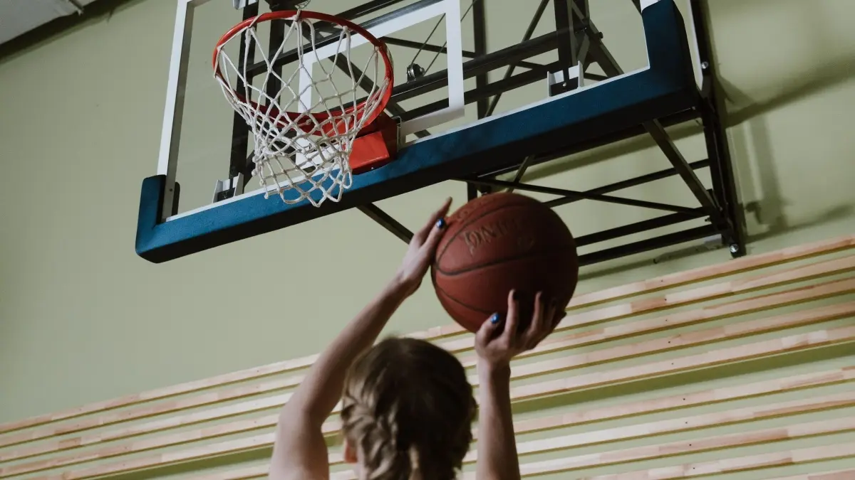 Aktivitas seperti basket dapat membantu melatih kekuatan otot, koordinasi, dan kebugaran selama masa pertumbuhan. (Pexels/cottonbro studio)