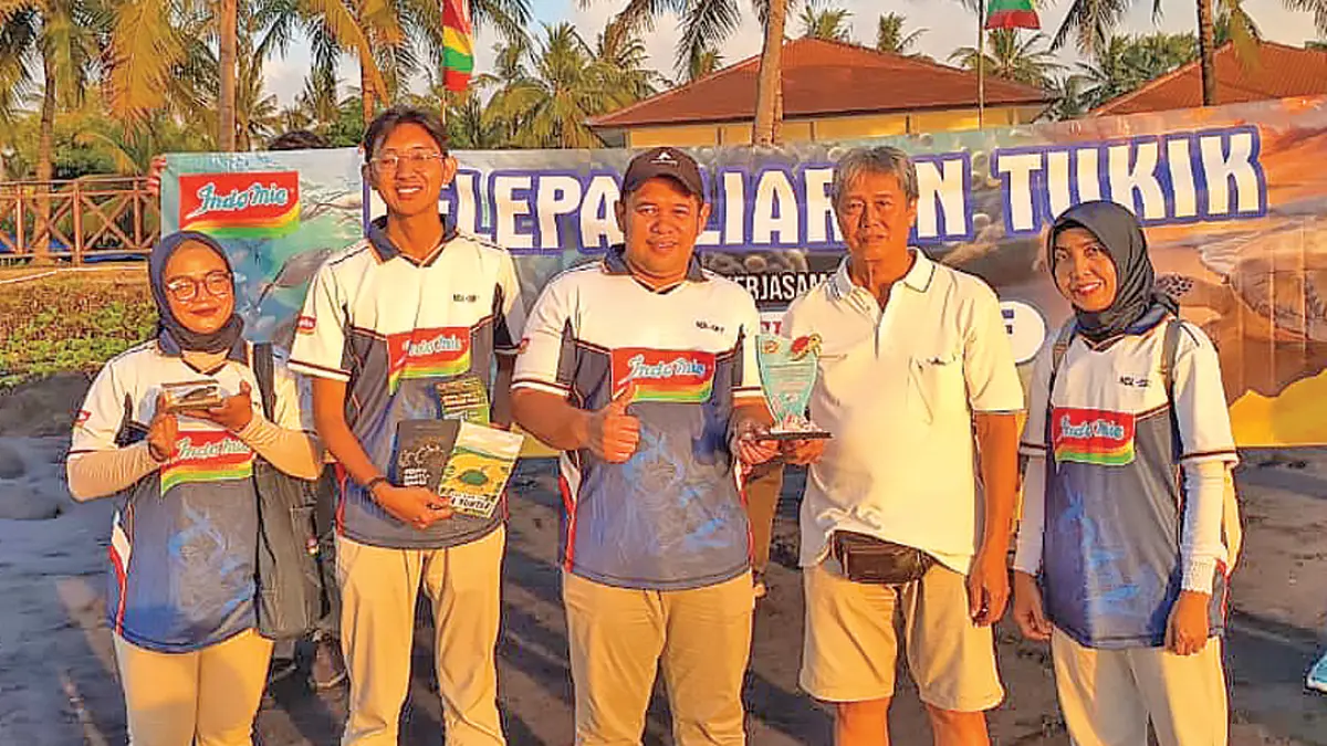 Ananto Pramandhika, Branch HR Manager Indofood Noodel Surabaya (tengah) menerima suvenir dari Pendiri BSTF Wiyanto Haditanojo setelah melepasliarkan 1.100 eor tukik di Pantai Ketapang Indah Hotel, Kamis lalu (13/8). (Gerda/Radar Banyuwangi)