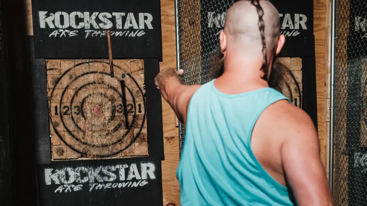 Axe throwing kini berkembang dari tradisi penebang kayu menjadi olahraga rekreasi modern yang mengandalkan teknik, konsistensi, dan ketepatan. (Pexels/Airam Dato-on)