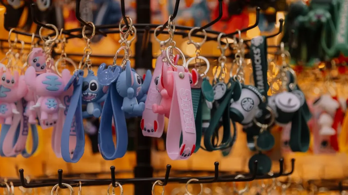 Bag charms atau gantungan boneka menjadi aksesori yang digemari anak muda untuk mempercantik tas sekaligus menunjukkan gaya personal. (Pexels/Elina Volkova)